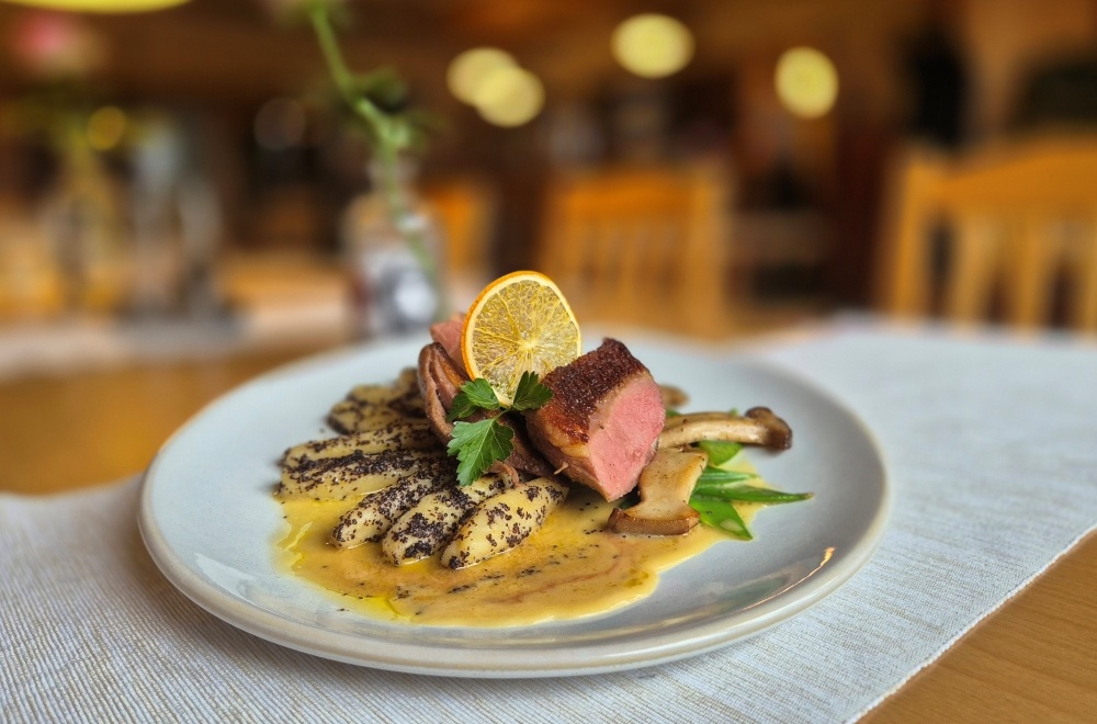 Rosa Ente mit Orangen-Honig-Sauce und Mohn-Wuzinudeln Gasthaus Fandl Burgenland